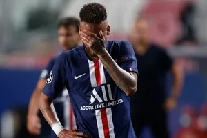 Neymar rời sân trong đau đớn