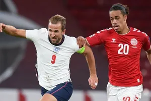 Harry Kane đi bóng qua hậu vệ Đan Mạch