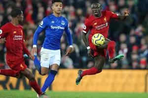 Sadio Mane dứt điểm trước khung thành Everton
