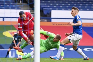 Pha bóng khủng khiếp khiến Van Dijk bị đứt dây chằng đầu gối