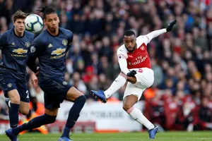 Tiền đạo Arsenal Lacazette sút bóng trước khung thành Man United
