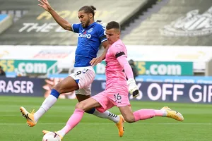 Thiếu nguồn kiến tạo, Calvert-Lewin (trái) không thể bùng nổ trước Newcastle