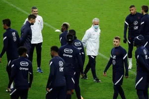 HLV Didier Deschamps và tuyển Pháp trên sân tập