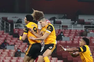 Tiền đạo Raul Jimenez của Wolves (trái) va chạm với David Luiz.