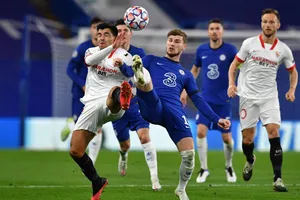 Timo Werner tranh bóng với hậu vệ Sevilla
