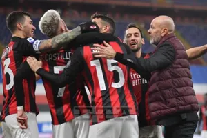 HLV Stefano Pioli ăn mừng chiến thắng cùng các học trò