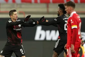 Robert Lewandowski mừng bàn thắng cùng Kingsley Coman