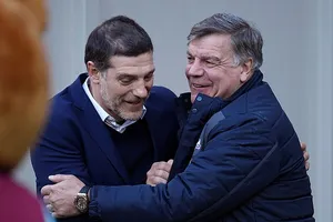 Sam Allardyce (phải) thay thế Slaven Bilic