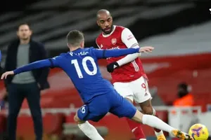 Alexandre Lacazette đi bóng trước hậu vệ Chelsea