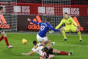 Gylfi Sigurdsson ghi bàn thắng quyết định cho Everton