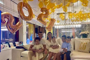 Ronaldo đón Năm mới bên gia đình ấm cúng