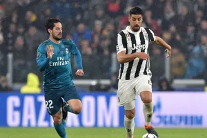 Isco (trái) sẽ rời Real Madrid để thế chỗ Khedira ở Juventus