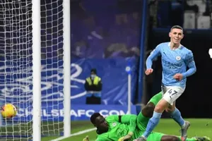 Phil Foden ghi bàn vào lưới Chelsea