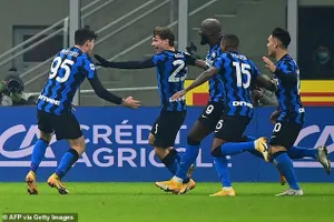 Các cầu thủ Inter ăn mừng chiến thắng