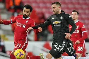Luke Shaw (phải) đã vô hiệu hóa Mo Salah (Liverpool)