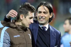 Simone Inzaghi (phải) và người bạn cũ Miroslav Klose (Bayern)