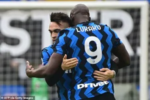 Lautaro Martinez ăn mừng bàn thắng cùng Lukaku.