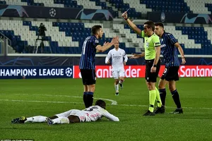 Trọng tài Tobias Stieler rút thẻ đỏ trực tiếp cho Remo Freuler 