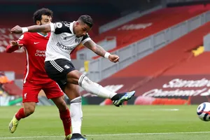 Mario Lemina đoạt bóng của Salah d9e363 ghi bàn thắng duy nhất ở Anfield