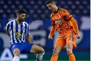 Cristiano Ronaldo đi bóng qua Mehdi Taremi của Porto