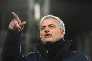 Jose Mourinho chỉ nhìn lên trong trận derby London thứ 203