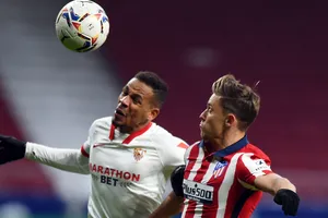 Sevilla (trái) thách thức đội đầu bảng Atletico Madrid