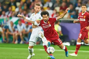 Sergio Ramos và Mo Salah trong trận chung kết năm 2018