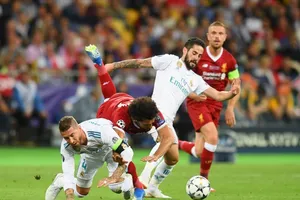 Sergio Ramos quật ngã Mo Salah trong trận chung kết 2018
