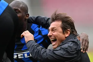 HLV Antonio Conte ăn mừng chiến thắng cùng tiền đạo Lukaku