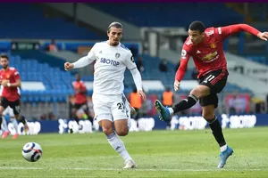 Mason Greenwood sút bóng vế phía khung thành Leeds