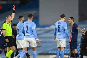 Chiếc thẻ đỏ dành cho Di Maria là không oan uổng chút nào