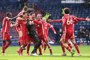 Niềm vui chiến thắng của Liverpool sau bàn thắng kỳ diệu của Alisson