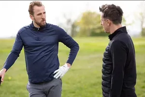 Harry Kane và Gary Neville trong cuộc phỏng vấn trên sân golf