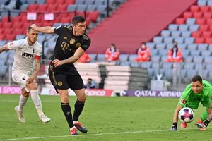 Pha ghi bàn lịch sử của Lewandowski