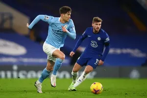 John Stone đi bóng qua Timo Werner