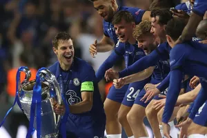 Đội trưởng Azpilicueta gương cao chiếc cúp Champions League