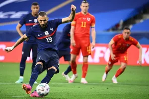 Karim Benzema sút hỏng quả phạt đền