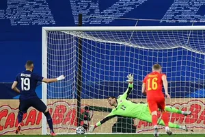 Benzema sút hỏng quả 11m liên tiếp ở tuyển Pháp