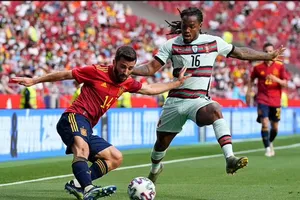 Jose Gaya cố gắng tạt bóng trước Renato Sanches (Bồ Đào Nha)