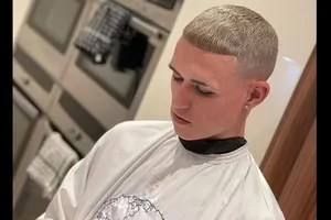 Phil Foden tìm kiếm vận may bằng mái tóc Pasul Gascoigne