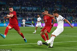 Pha bóng chạm tay trung vệ 