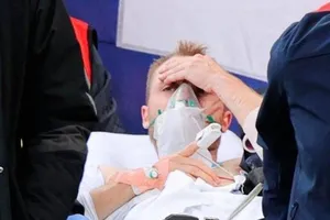 Christian Eriksen hồi tỉnh sau 13 phút cấp cứu ca trụy tim