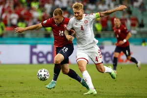 Trung vệ Simon Kjear giúp Đan Mạch thẳng tiến vào bán kết