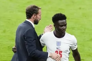 HLV Gareth Southgate và tiền vệ Saka