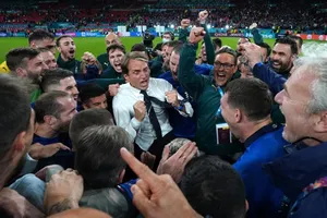 HLV Roberto Mancini ăn mừng chiến thắng