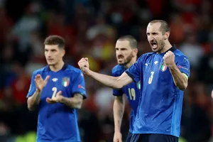 Leonardo Bonucci và Giorgio Chiellini (phải) là cặp trung vệ già nhất giải