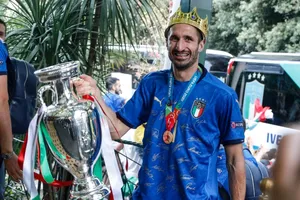 Giorgio Chiellini mang cúp Euro về Rome