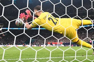 Cú sút luân lưu của Bukayo Saka bị Donnarumma cản phá