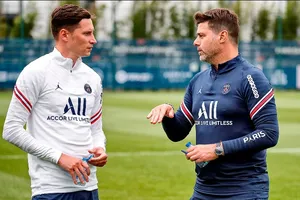 HLV Mauricio Pochettino và tiền vệ Draxler
