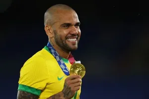 Dani Alves và chiếc HCV danh giá